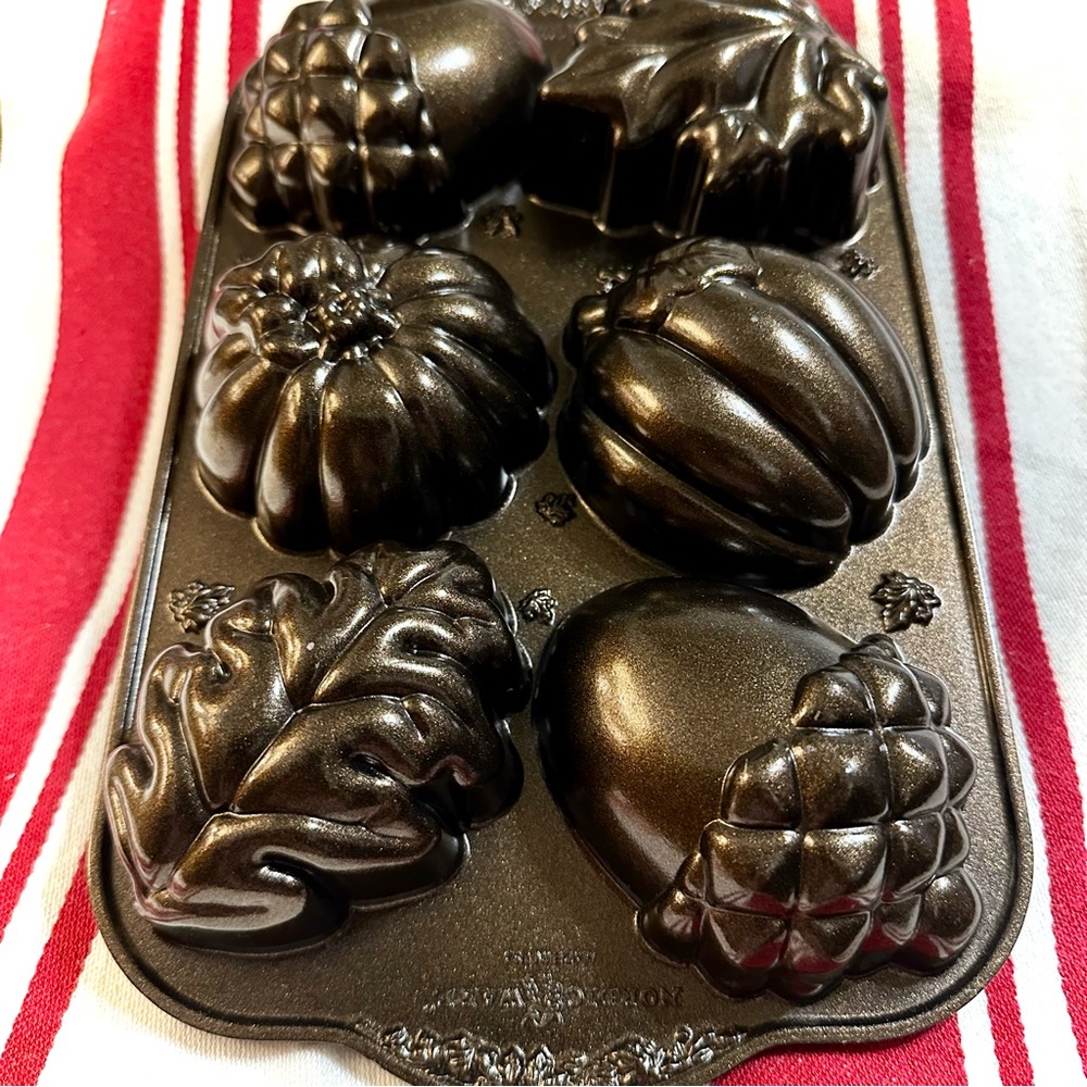 Nordic Ware Metallic Bronze Autumn Treats Bakeware Mold 🍁